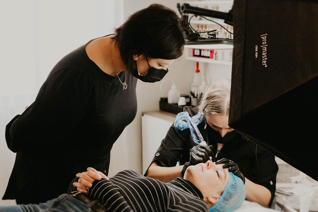Modèle en maquillage permanent avec une supervision de Chantale